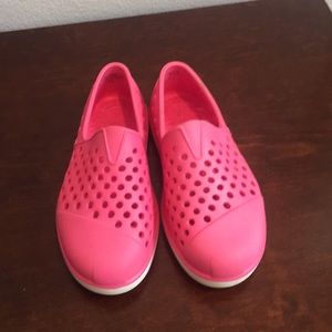 Girls pink toms